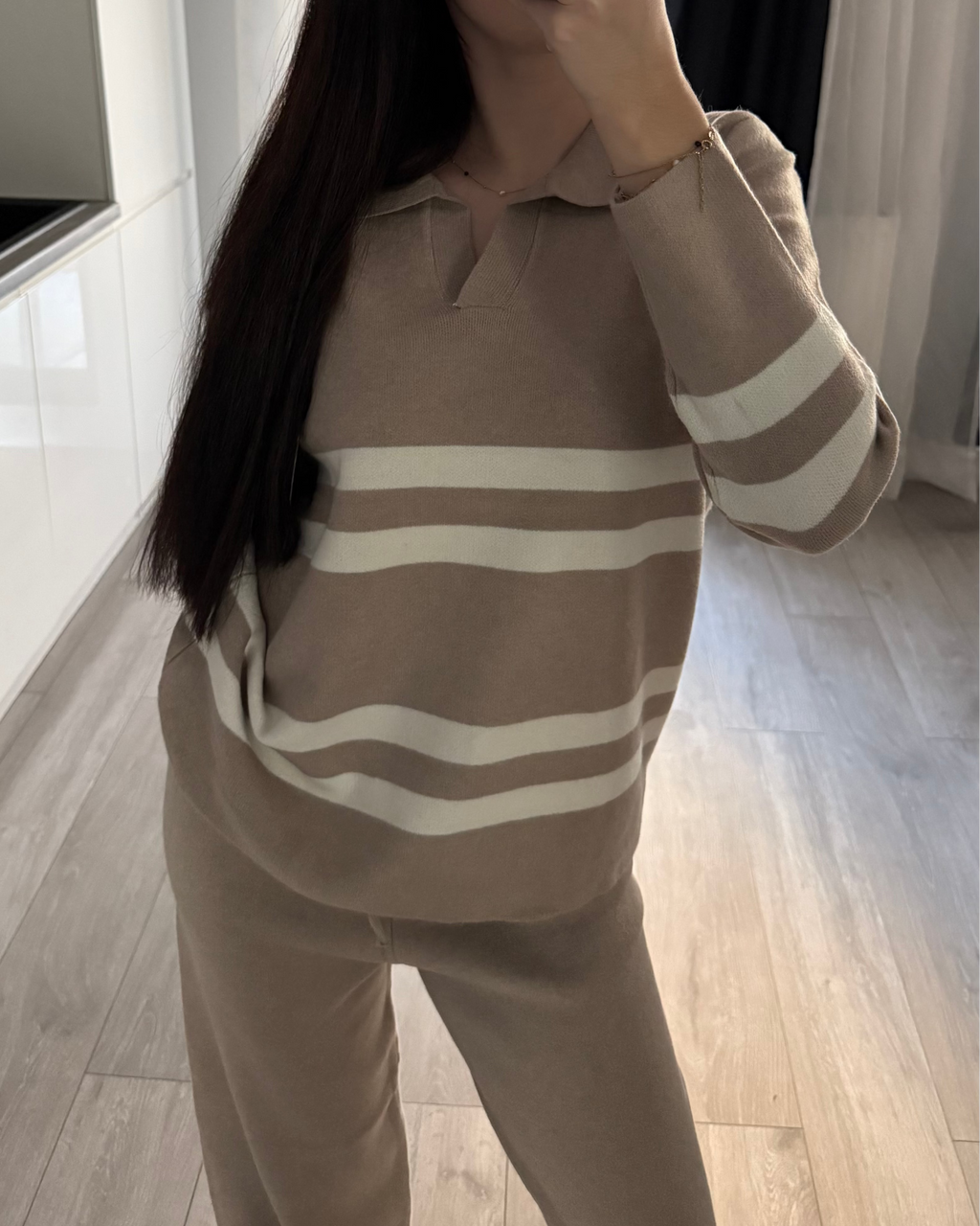 Komplet sweterkowy w paski z kołnierzykiem i szerokie spodnie - widok z przodu
