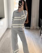 Komplet sweterkowy z kołnierzykiem w białe paski - widok z przodu