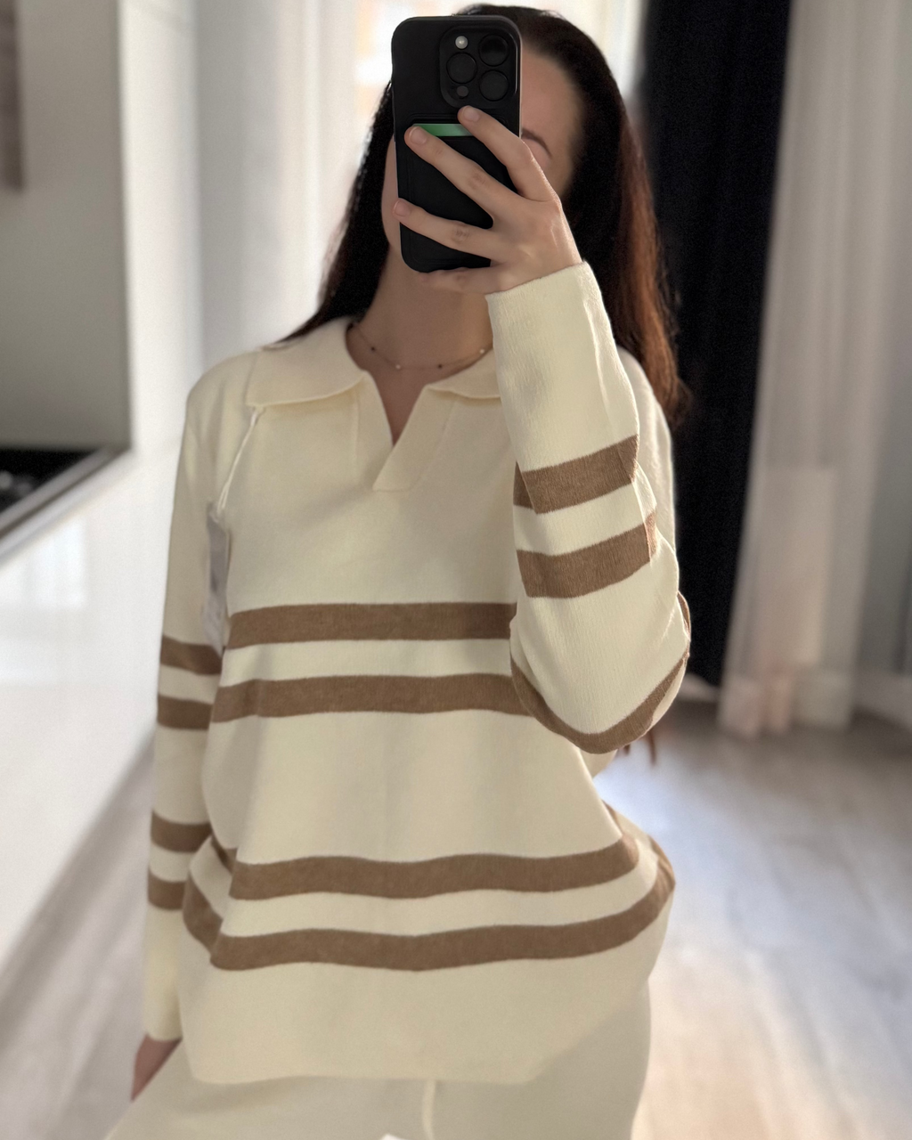 Damski komplet kremowy w beżowe paski z szerokim spodniami - widok z przodu
