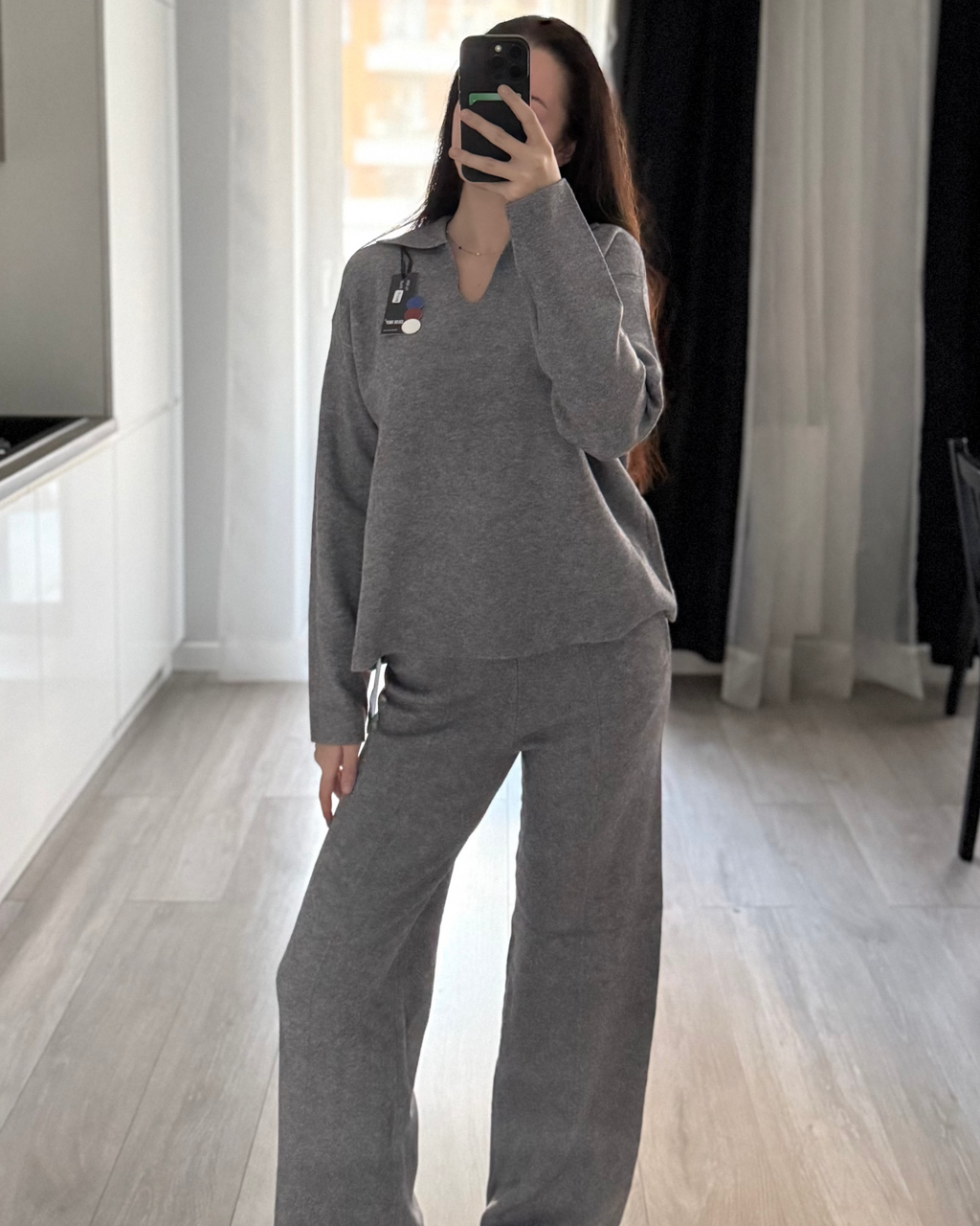 Komplet sweterkowy - modelka w pełnej stylizacji