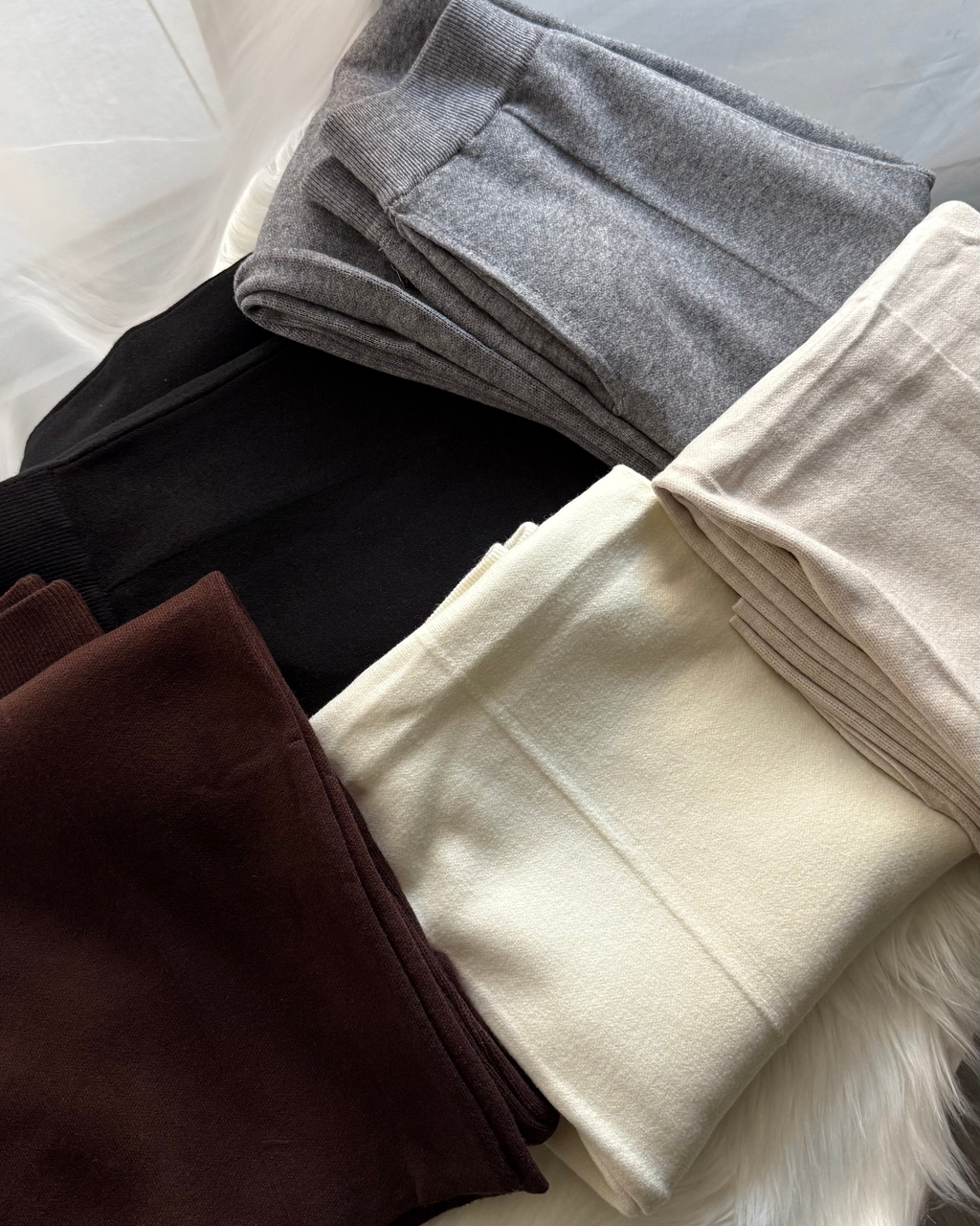 Casual chic - komplet sweterkowy z miękkiej dzianiny"