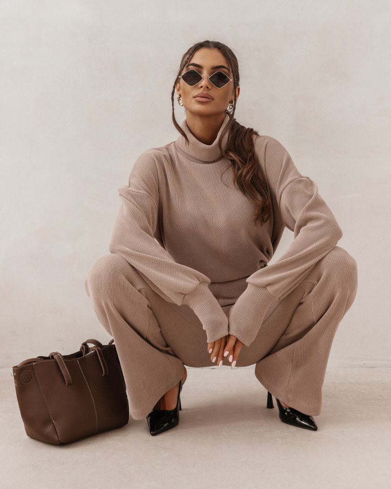 Elegancki komplet PRIAH beżowy - detal materiału i wykończenia