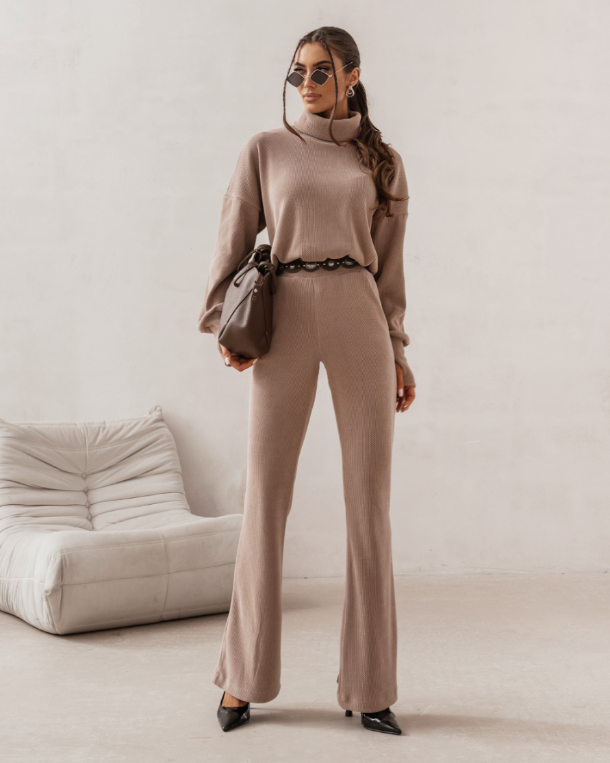 Komplet PRIAH beżowy - bluzka i spodnie widok z przodu