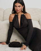 Sukienka wieczorowa z dekoltem halter - detale złotych akcentów przy szyi