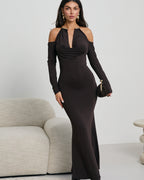 Sukienka maxi z dekoltem halter i złotymi akcentami - elegancka czarna sukienka wieczorowa