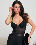 Czarne body z siateczki z delikatnymi kryształkami - widok z przodu