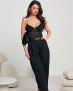 Modelka w czarnym body z siateczki - stylizacja wieczorowa