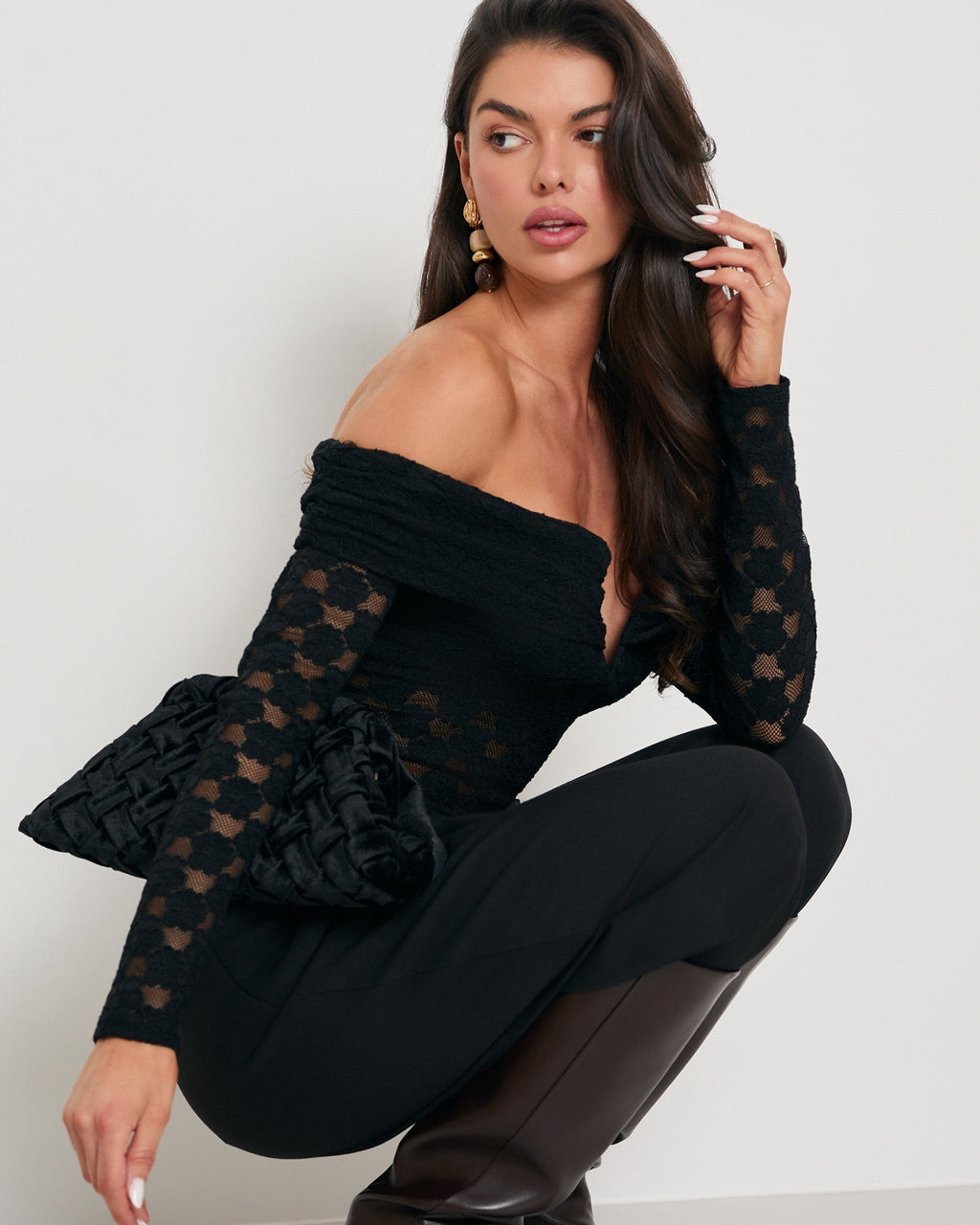 Damskie body z elastycznej koronki z dekoltem typu carmen - czarne wieczorowe