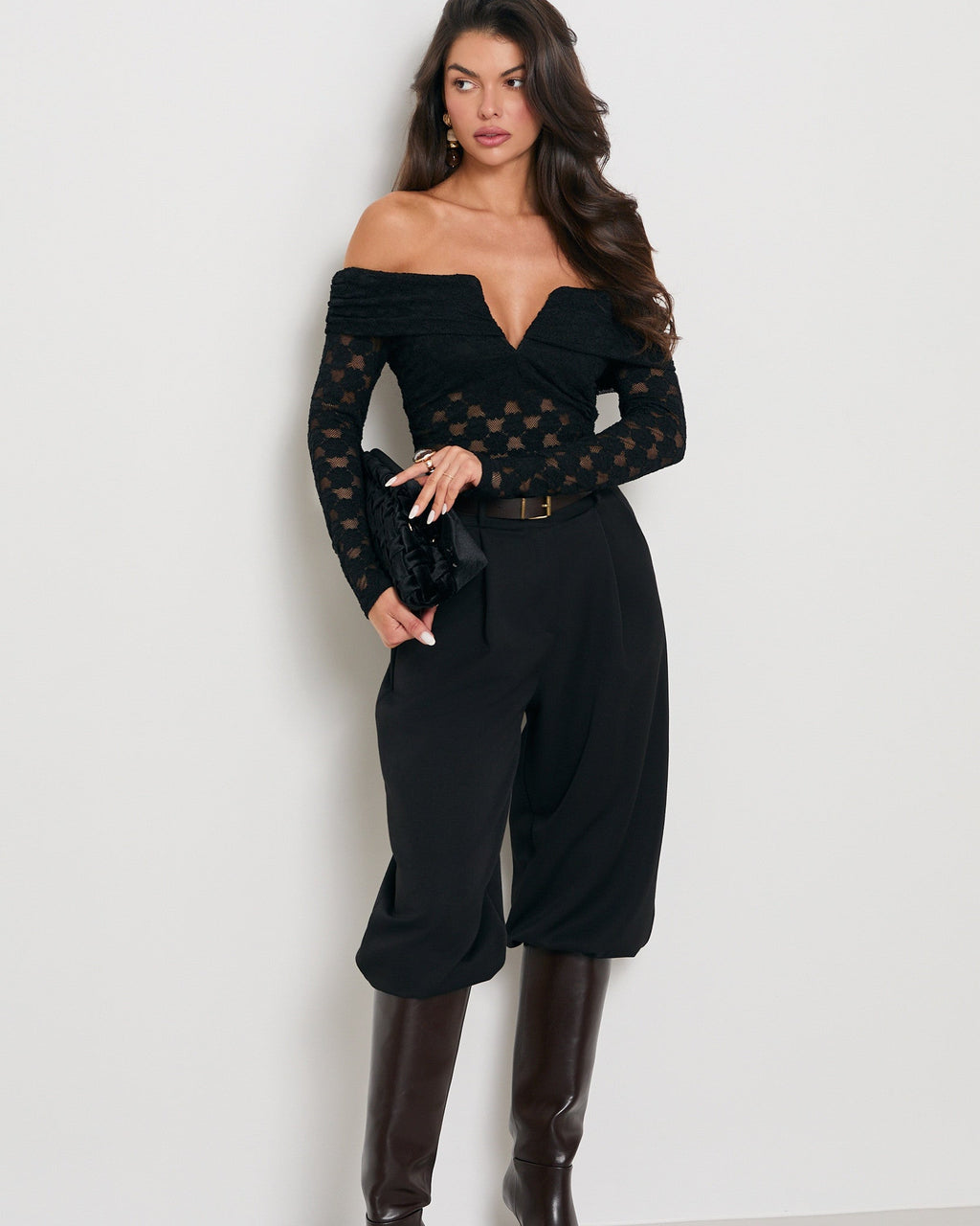 Modelka w czarnym koronkowym body - stylizacja wieczorowa