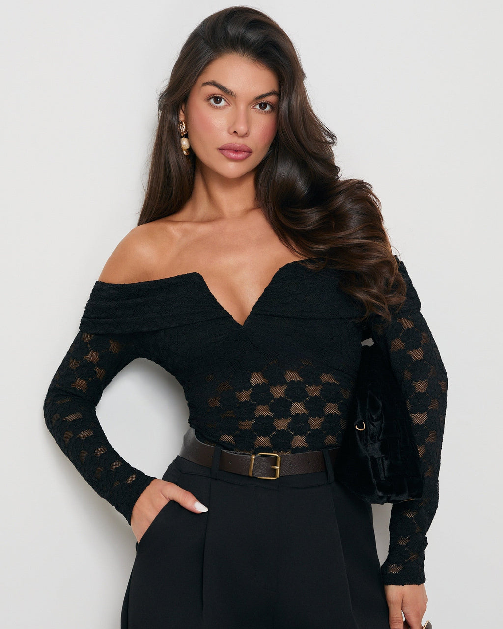 Body z dekoltem carmen - zbliżenie na wzór koronki i wykończenie
