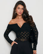 Body z dekoltem carmen - zbliżenie na wzór koronki i wykończenie
