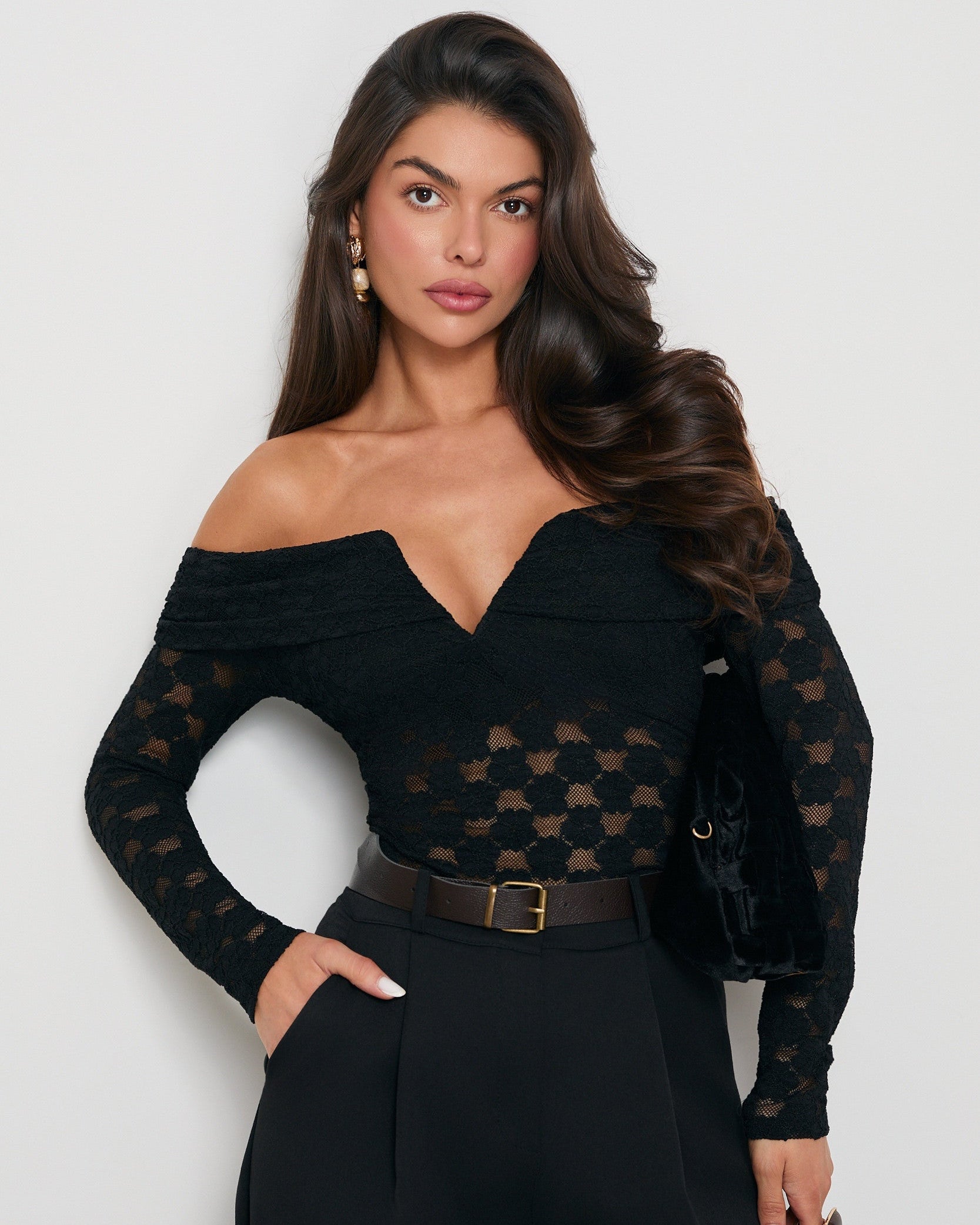 Body z dekoltem carmen - zbliżenie na wzór koronki i wykończenie
