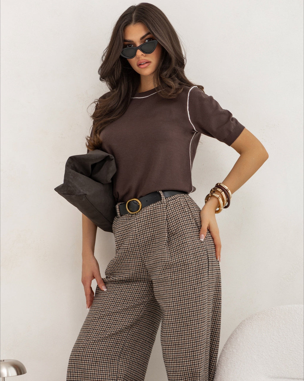 Sweter z krótkim rękawem - widok z boku, minimalistyczny design
