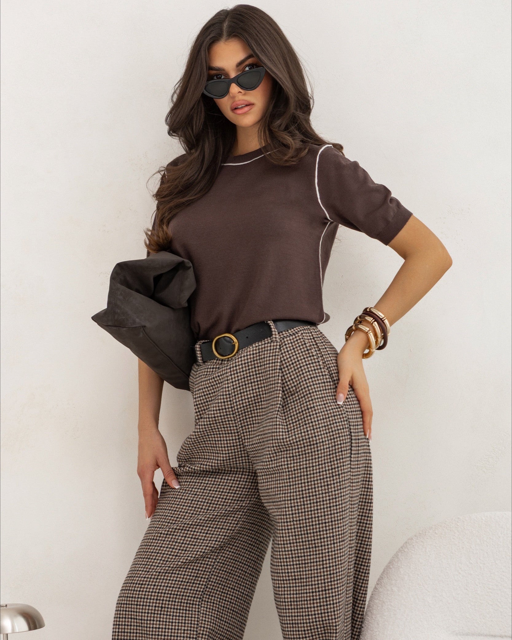 Sweter z krótkim rękawem - widok z boku, minimalistyczny design
