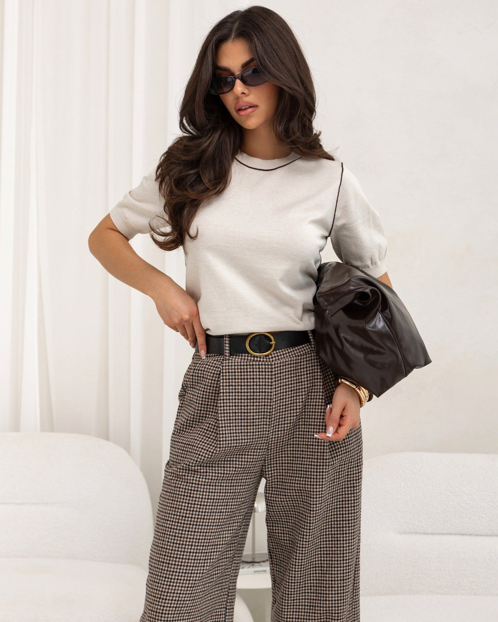 Sweter z krótkim rękawem stylizowany ze spodniami z wysokim stanem
