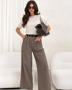 Minimalistyczny sweter jako baza do eleganckiej stylizacji biznesowej
