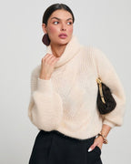 Sweter damski z golfem i warkoczowym splotem w kolorze kremowy - widok z przodu