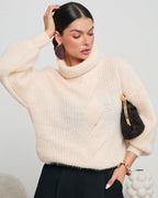 Zbliżenie na warkoczowy splot swetra z golfem