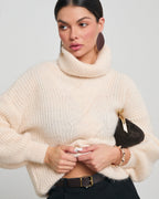 Wysoki golf otulający szyję - detal swetra damskiego