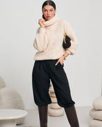 Modelka 175 cm w swetrze z golfem rozmiar uniwersalny - pełna stylizacja
