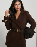 Dwurzędowy płaszcz damski z paskiem i złotymi klamrami - elegancki krój dopasowany w talii
