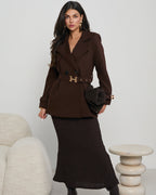 Elegancki płaszcz z paskiem w stylizacji - nowoczesna moda damska 
