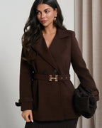 Dwurzędowy płaszcz ze złotymi detalami - kompletna elegancka stylizacja
