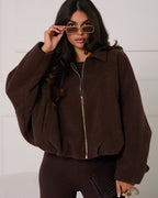 Brązowa bamberka oversize ze złotym zamkiem - widok z przodu