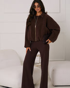 Modelka w brązowej bamberce oversize - pełna sylwetka