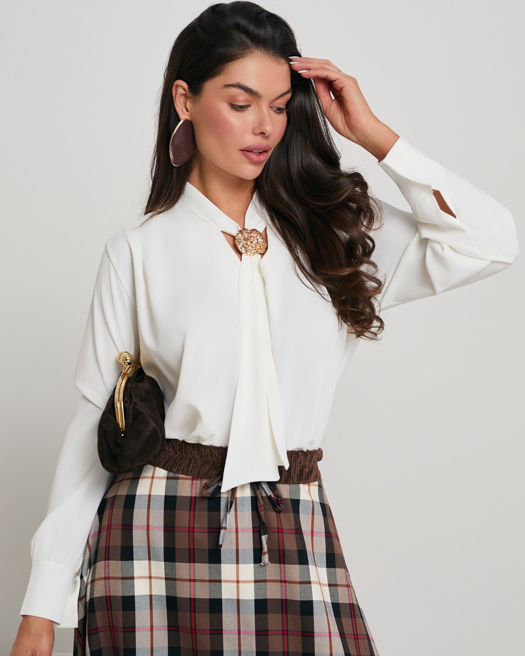 Elegancka bluzka damska z wiązaniem i biżuteryjną broszką przy dekolcie