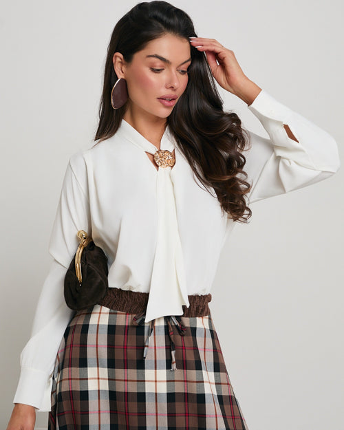 Elegancka bluzka damska z wiązaniem i biżuteryjną broszką przy dekolcie