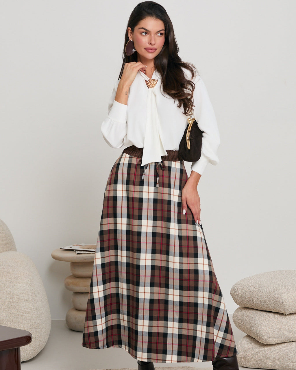 Modelka 175 cm w eleganckiej bluzce z broszką - pełna stylizacja