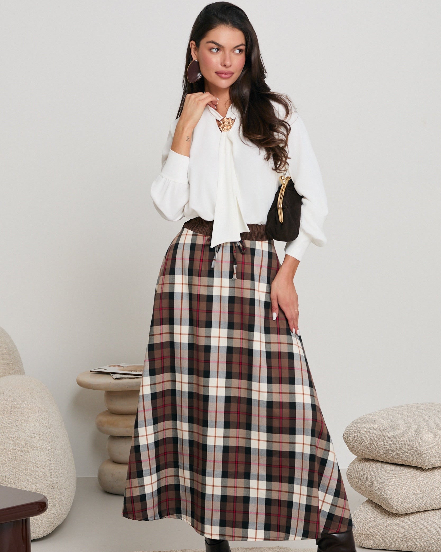 Modelka 175 cm w eleganckiej bluzce z broszką - pełna stylizacja