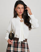 Bluzka z ozdobną broszką i mankietami - widok z przodu