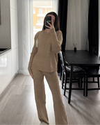 Komplet sweterkowy - zbliżenie na materiał i wykończenie