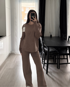 Komplet sweterkowy z warkoczowymi wstawkami - widok z przodu