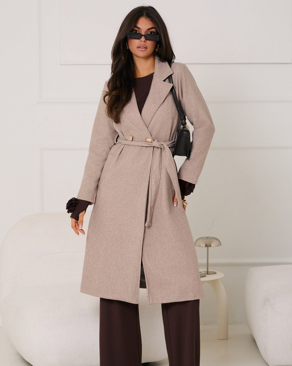 Elegancki płaszcz damski w kolorze beż/fango z ozdobnymi guzikami