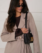 Płaszcz wiązany w talii, beżowy odcień fango, złote guziki