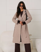 Długi płaszcz wiązany beż/fango ze złotymi guzikami