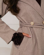 Beżowy płaszcz wiązany z eleganckimi złotymi guzikami – model damski