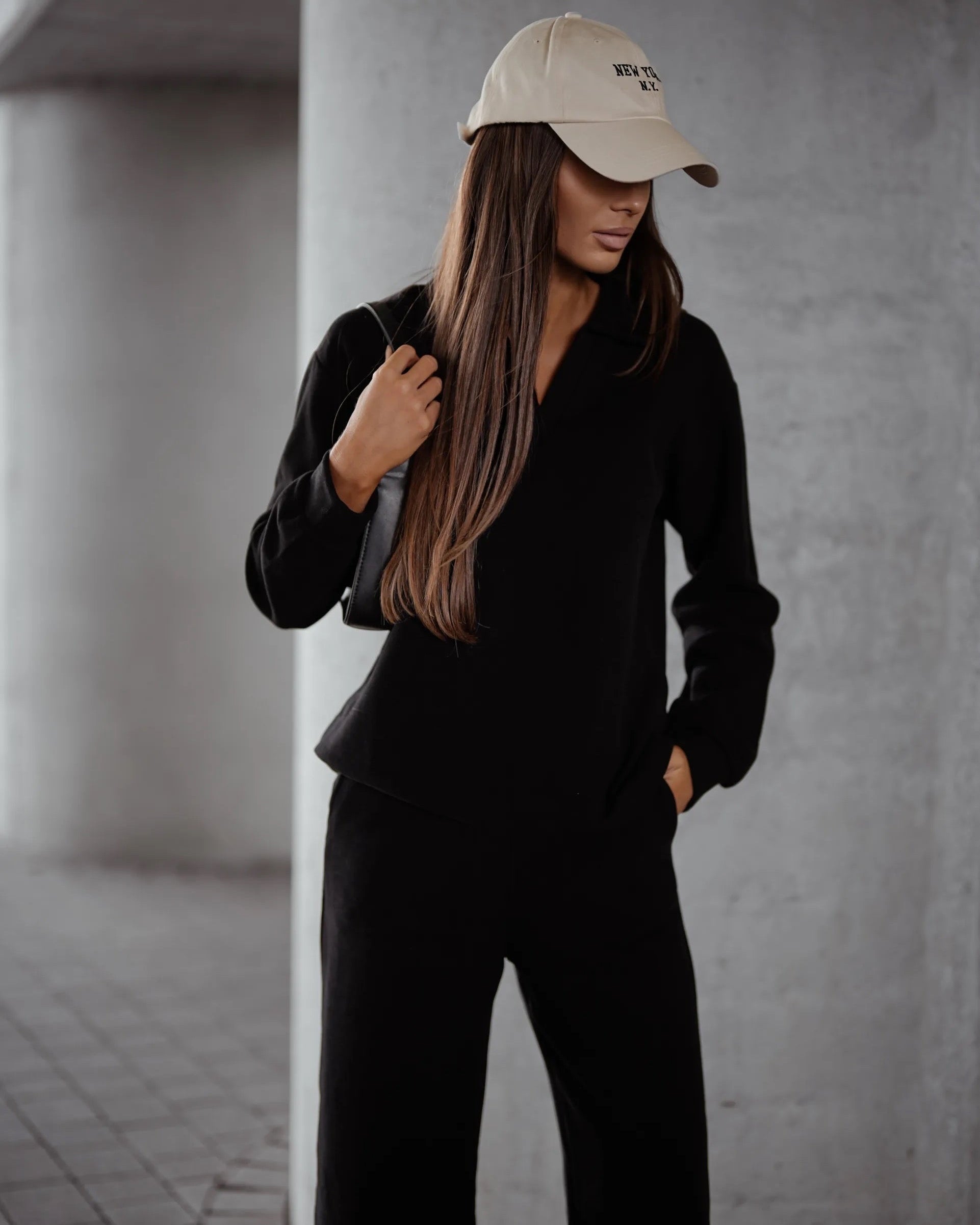 Komplet dresowy bawełniany ocieplany czarny - widok z boku