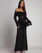Czarna sukienka maxi z elementami koronki i odkrytymi ramionami