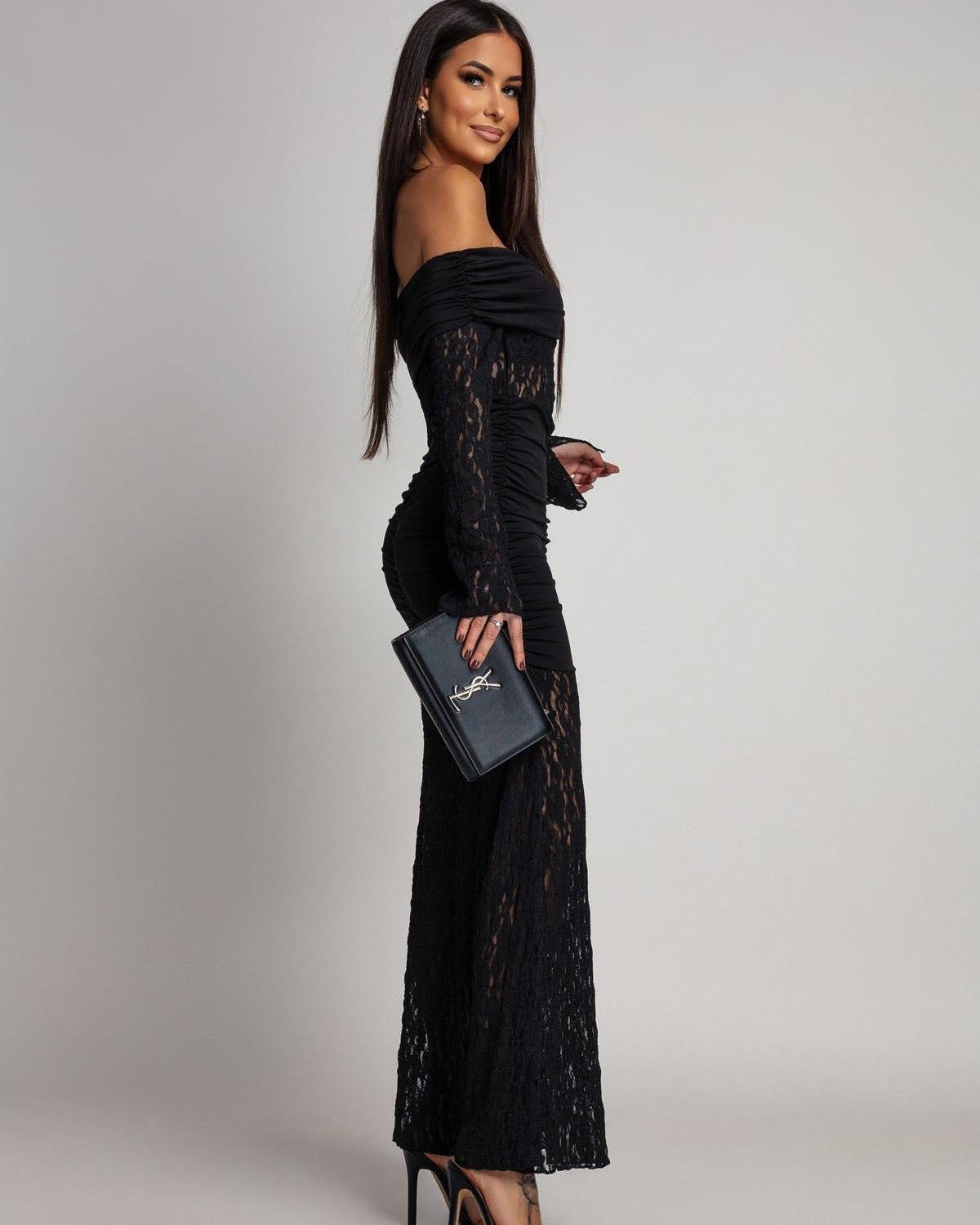 Modelka 175 cm w czarnej sukience maxi z koronką - pełna stylizacja"