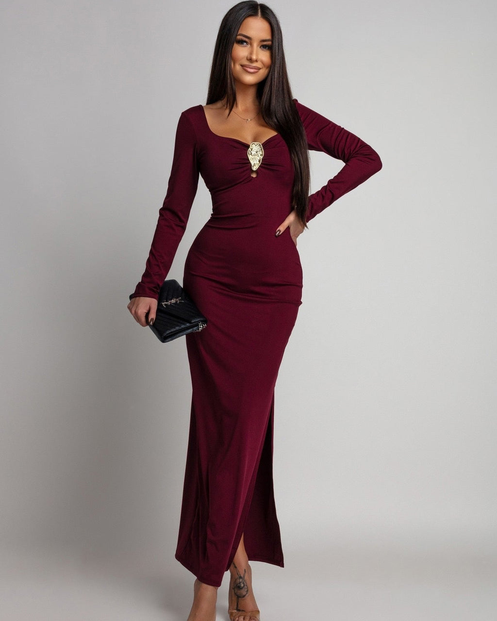 Bordowa sukienka maxi ze złotym elementem i rozcięciem z boku