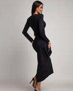 Czarna sukienka wieczorowa ze złotym detalem - widok boczny
