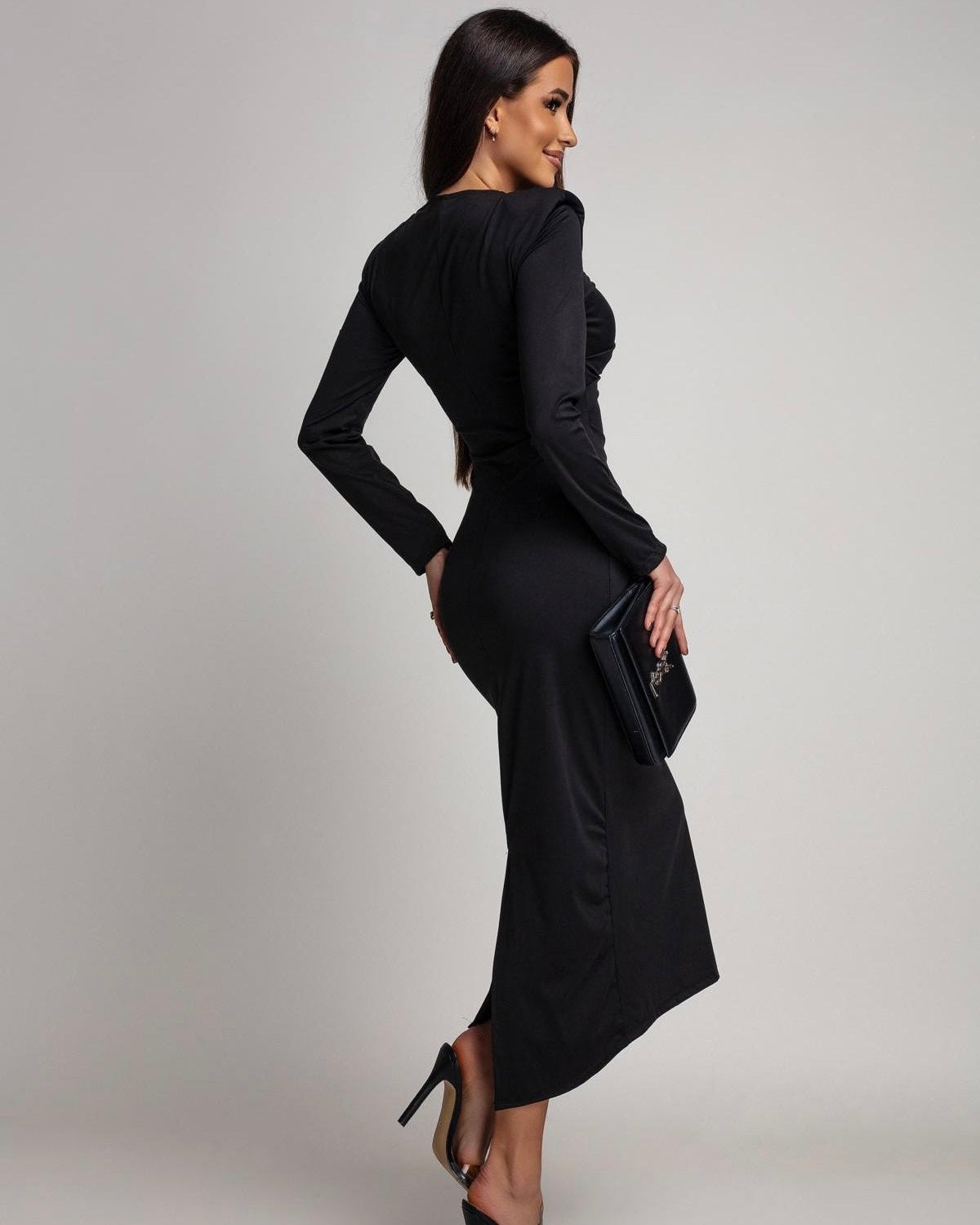 Czarna sukienka wieczorowa ze złotym detalem - widok boczny
