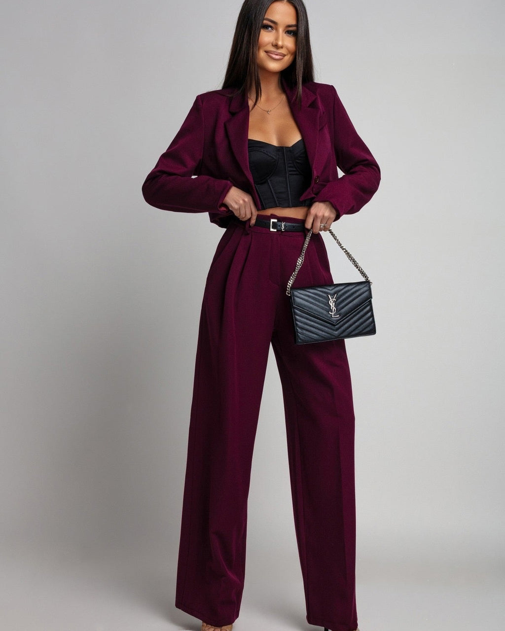 Garnitur damski biznesowy - widok z boku, dopasowana marynarka i spodnie
