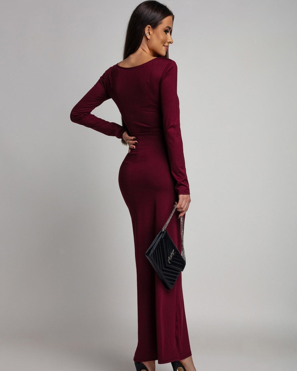 Elegancka sukienka maxi w głębokim bordowym kolorze ze złotym akcentem