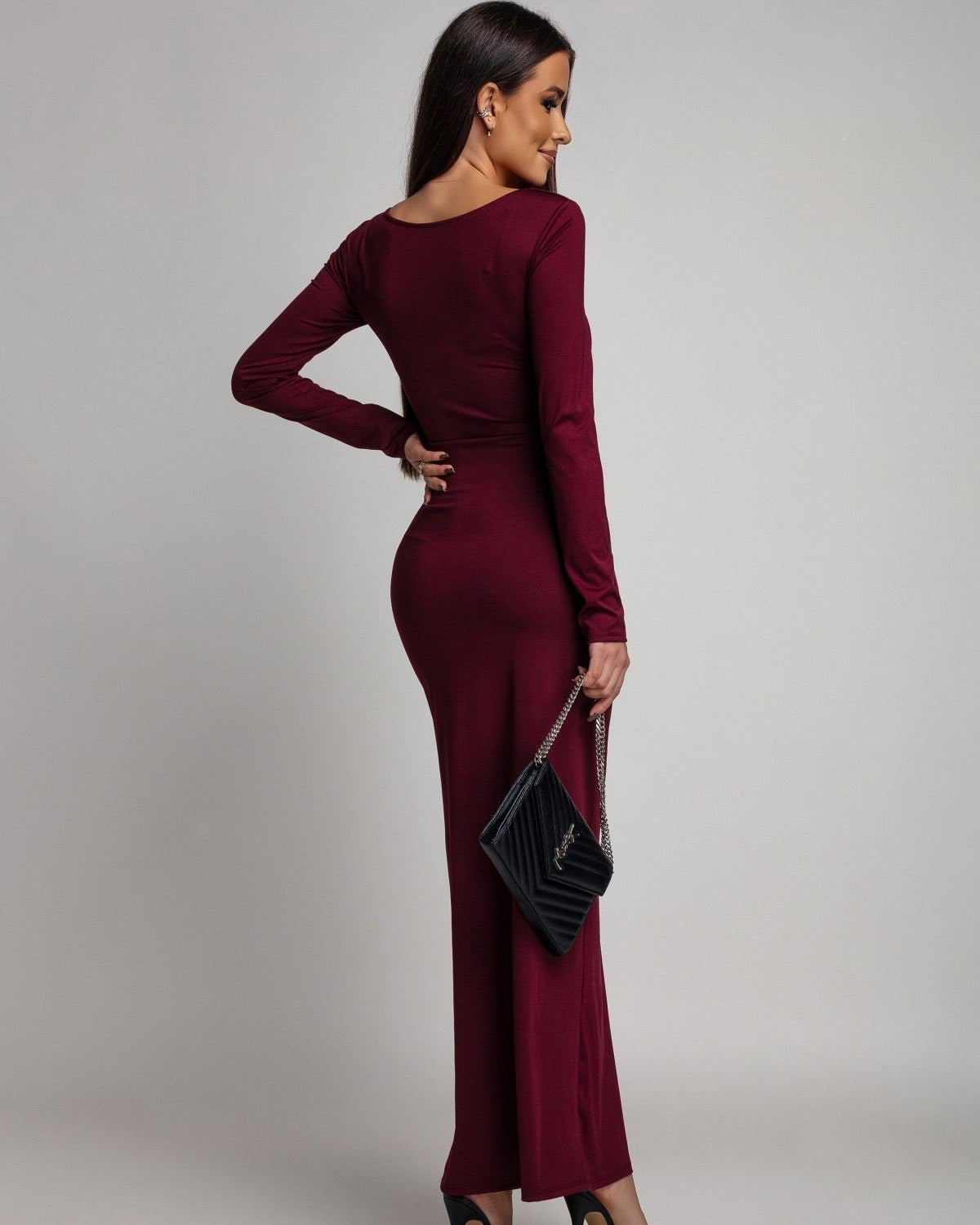 Elegancka sukienka maxi w głębokim bordowym kolorze ze złotym akcentem