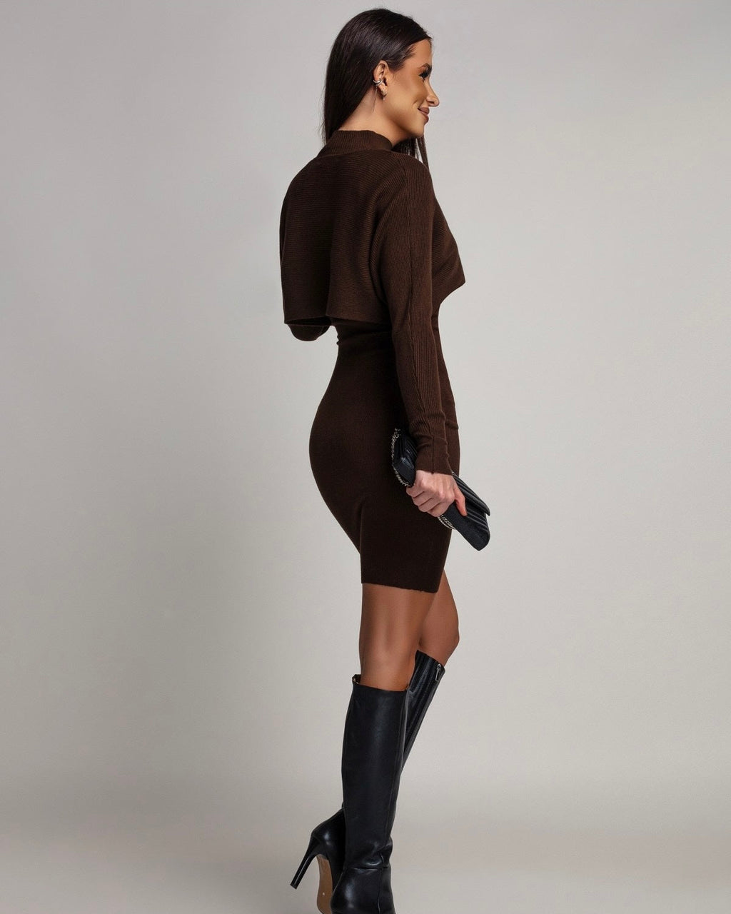 Ciepły dwuczęściowy set sweterkowy w brązie - wygodny outfit na chłodne dni
